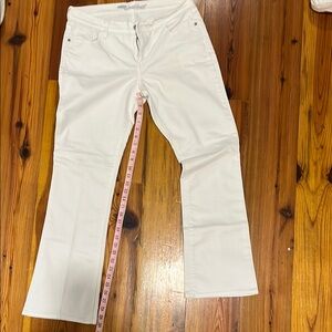 Old Navy White Boot Cut Jeans
The Sweetheart
Size 10
Good used condition